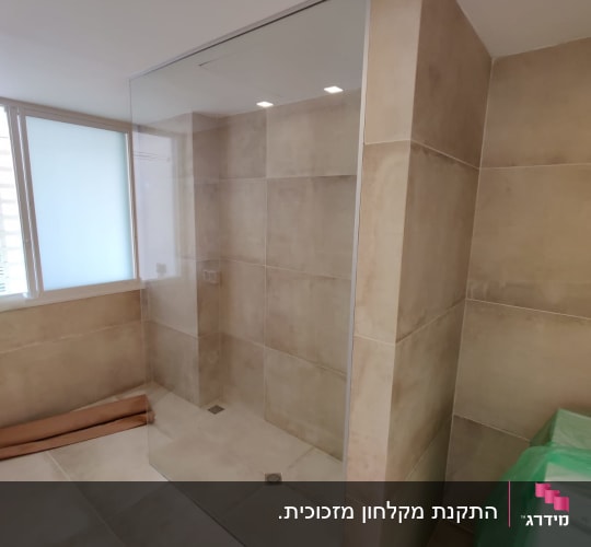 מקלחון זכוכית עם קירות אריחים בהירים